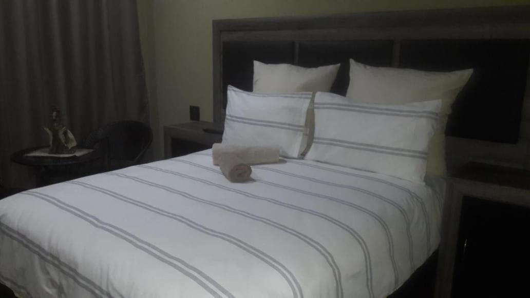 Authentic Bicycle Tours And Backpackers Hostel Soweto Exterior photo
