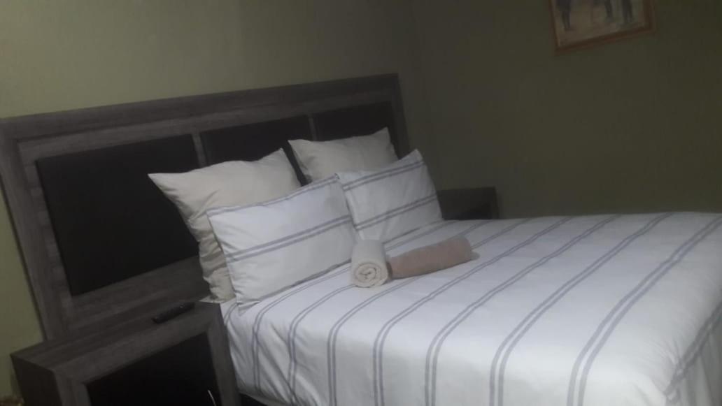 Authentic Bicycle Tours And Backpackers Hostel Soweto Exterior photo