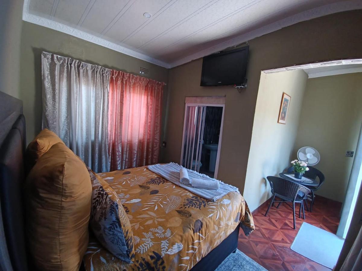 Authentic Bicycle Tours And Backpackers Hostel Soweto Exterior photo