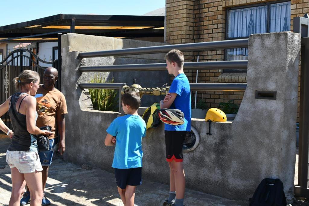 Authentic Bicycle Tours And Backpackers Hostel Soweto Exterior photo