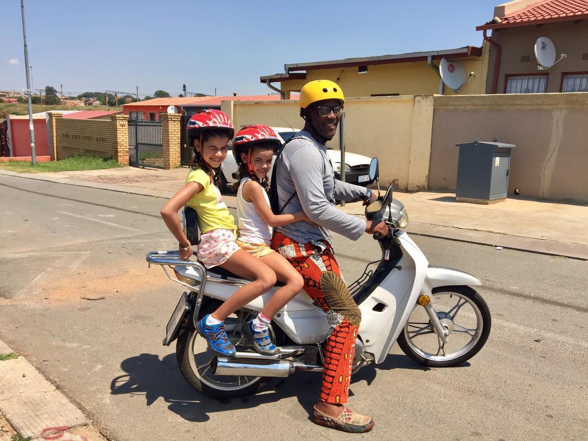 Authentic Bicycle Tours And Backpackers Hostel Soweto Exterior photo